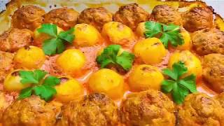 ⁣ГОРЯЧЕЕ БЛЮДО БЕЗ ХЛОПОТ. Котлеты с гарниром из картофеля в сметанно-томатном соусе улетят НА УРА!