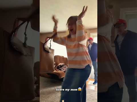 Scare my mom 😂😂😂 #funny #prank #funnyvideo #usa #youtube #fyp #fypyoutube #prank