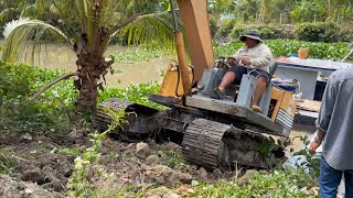 tài xế mập lái xe cuốc 03 lên phà ra thay gàu siêu to múc đất