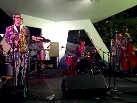 VID-20111105-00195