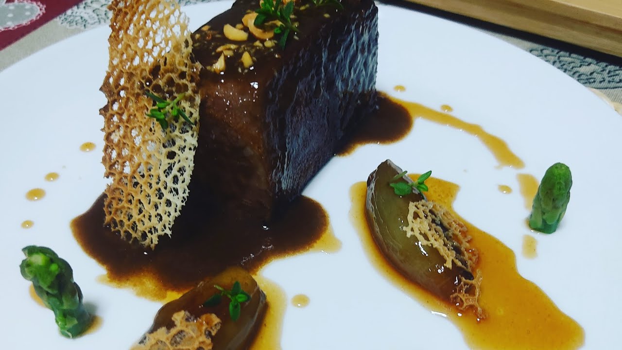 lengua de ternera a baja temperatura con  chalotas glaseadas una maravilla 😋😋😋
