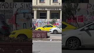 EviaZoom.gr -  ΑΣΟΕΕ: Η στιγμή που ο αστυνομικός πυροβολεί και σημαδεύει με το όπλο κόσμο και παιδιά