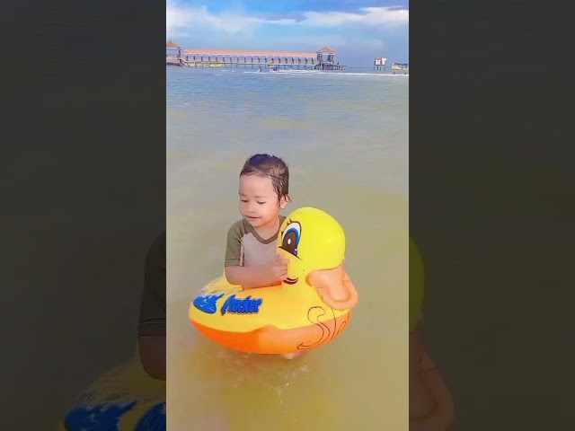 Cakra main ke pantai tirta samudra bandengan jepara #anak #funny #pantai #shortvideo #shorts