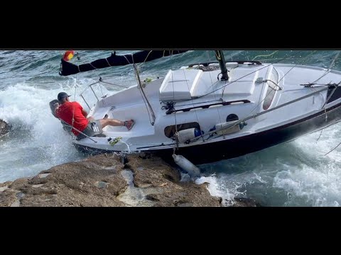 ⁣Salvamento del velero Perche