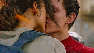 Поцелуй Питера Паркера и ЭмДжей. Человек-Паук: Вдали от дома. 2019 Поцелуй Питера Паркера и ЭмДжей. Человек-Паук: Вдали от дома. 2019