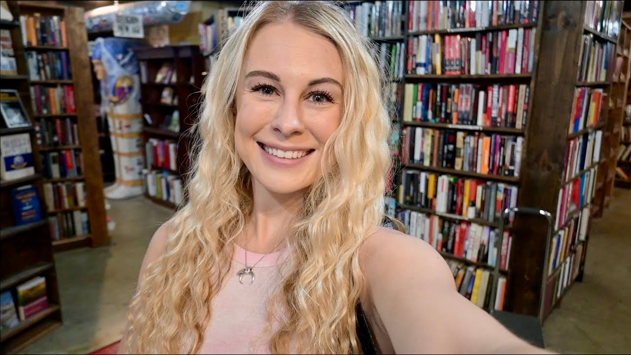 A Day In Los Angeles ☀️ The Coolest Bookstore📚 + Reading Fantasy