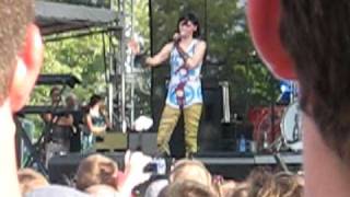 Yeah Yeah Yeahs Playing "Maps" at Bonnaroo 2009 screenshot 3
