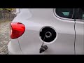Defekte Tankverriegelung bei einem VW Tiguan tauschen. Tankdeckel lässt sich nicht öffnen.