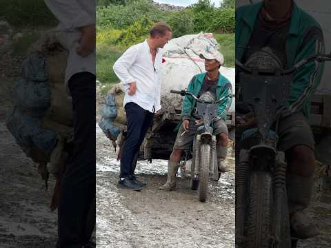 Orang yang membutuhkan bukan hanya mereka yang meminta... apa pendapat kalian tentang video ini???