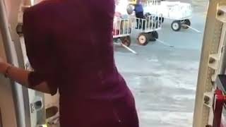Jangan Di Remehkan Pekerjaan Pramugari Saat Buka Pintu Masuk Dan Keluar Pesawat