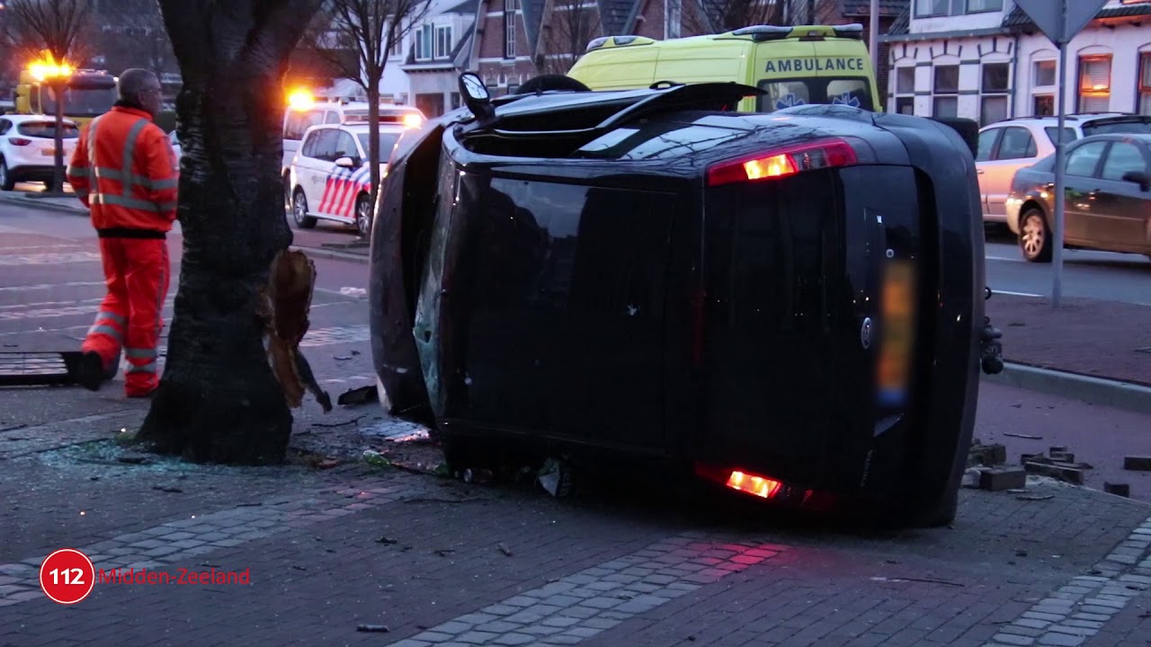 Auto komt tegen een boom tot stilstand na eenzijdig ongeval op de M.A. de Ruijterlaan in Goes Auto komt tegen een boom tot stilstand na eenzijdig ongeval op de M.A. de Ruijterlaan in Goes