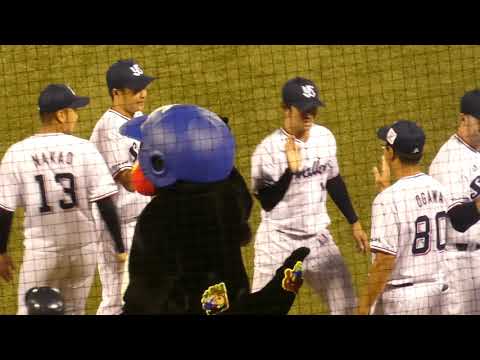 18/9/5 東京ヤクルトスワローズ／勝利のハイタッチ！