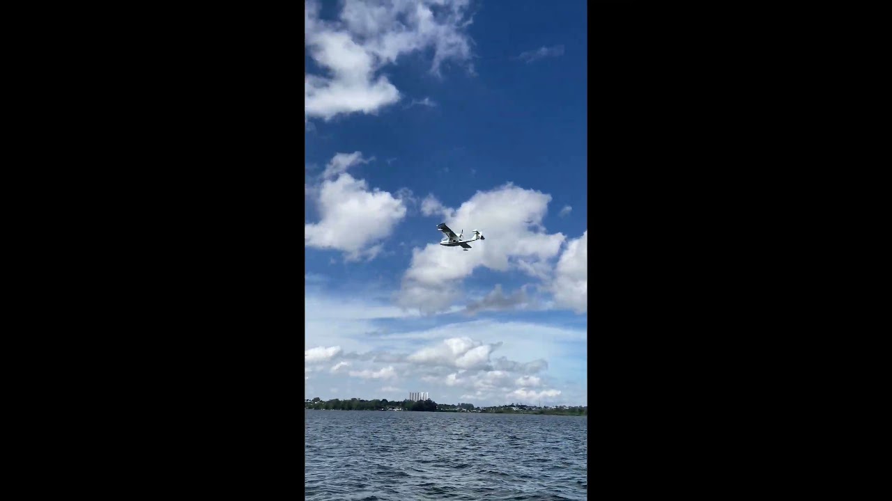 Avião anfíbio SEAMAX na represa.