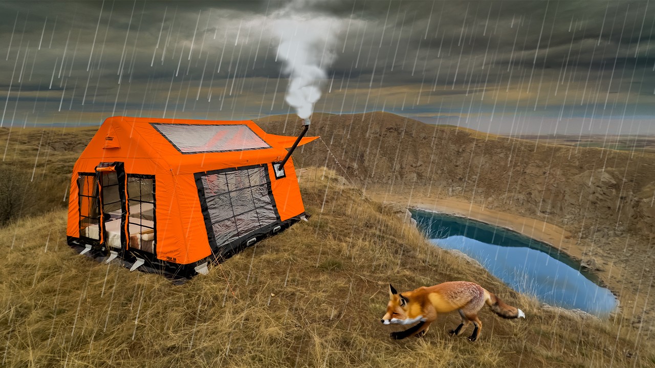 НАШ НАДУВНОЙ ПАЛАТКЕ ПОЯВИЛАСЬ ЛИСА | КЕМПИНГ НА КРАЮ УТЕСА В ДОЖДЬ