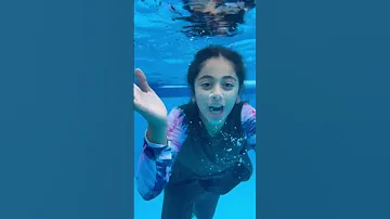 خلودة ومالك وميرنا تحت المي 