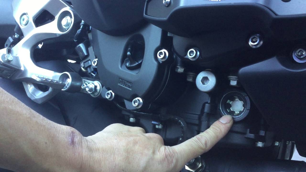 XSR900 oil change pt.3 YouTube