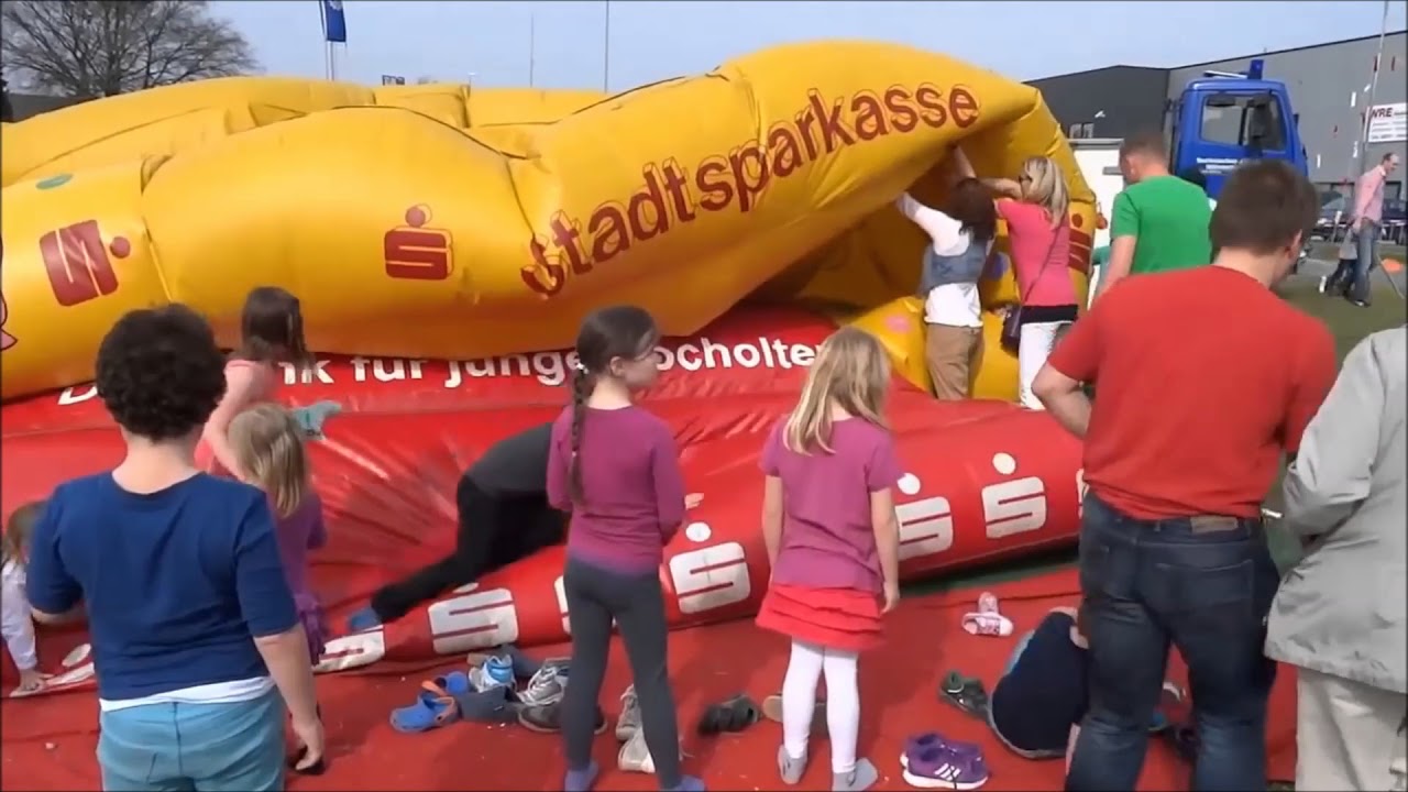 Hüpfburg verschluckt 12 Kinder - Kollaps mit Nichluftbekommengefahr