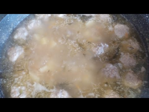Суп с фрикадельками, жареными макаронами и укропом