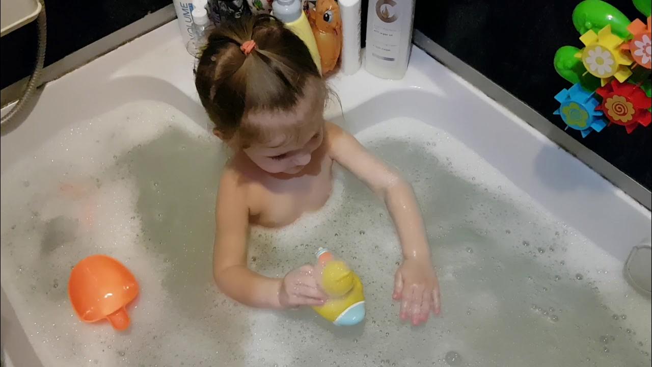 Дочь в душе видео. Дочка ванна. Девочка купается в ванной. Девочки в ванне. Дочка купается в ванной.