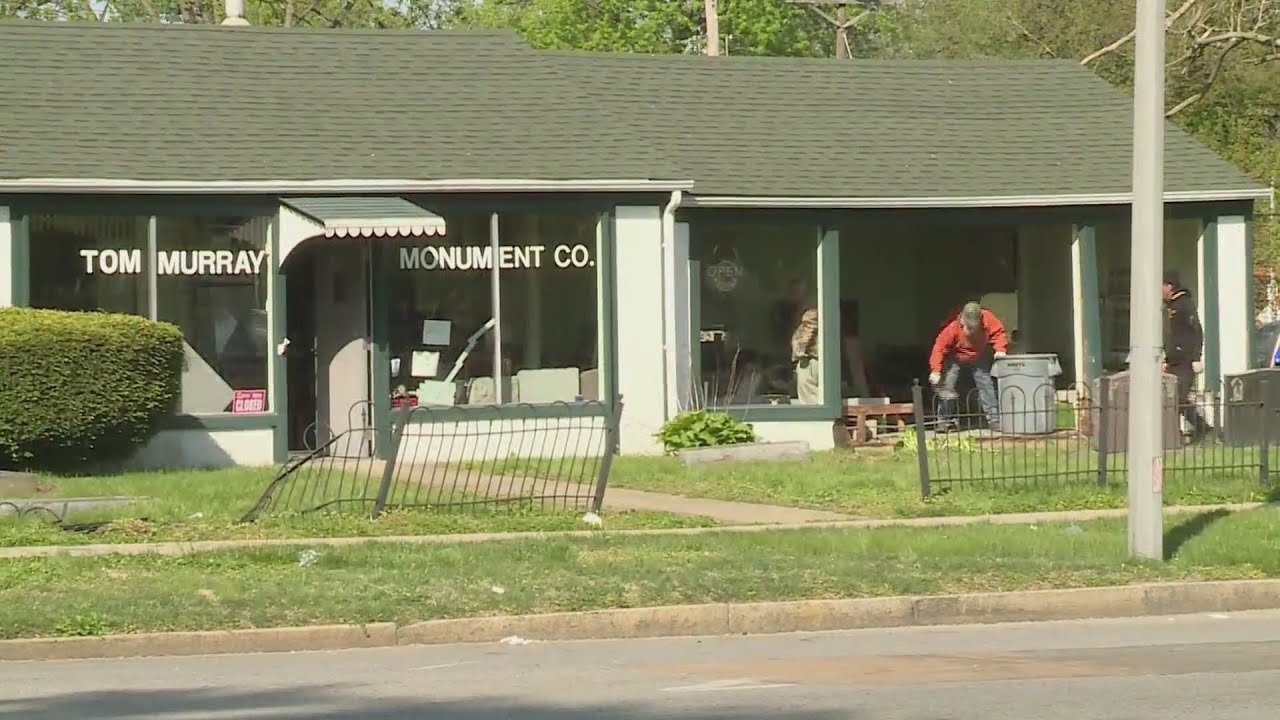 Водитель врезался в компанию STL, занимающуюся памятниками, и опрокинул надгробия