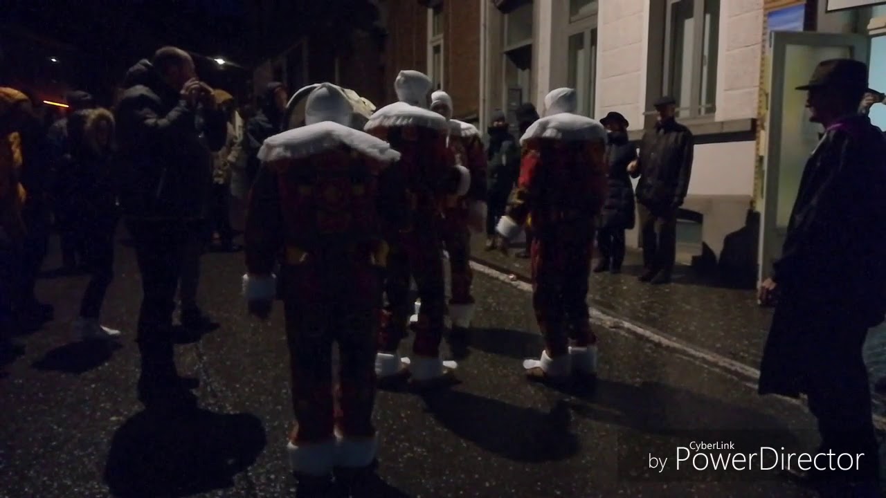 Carnaval de Binche- Aubade matinale, hôtel de ville