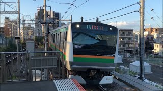 E233系3000番台E-03編成＋E-63編成が到着するシーン