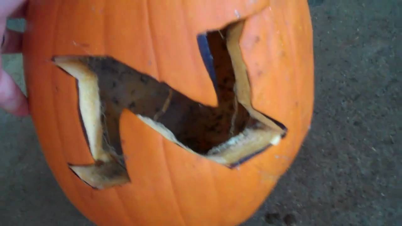 Gemni686 destroys the Nexus pumpkin
