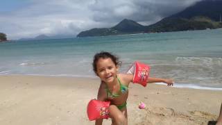 Ana Fazendo Castelo De Areia Na Praia De Ubatuba