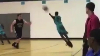 Basketball player with no arms sinks three-pointers in Florida – video