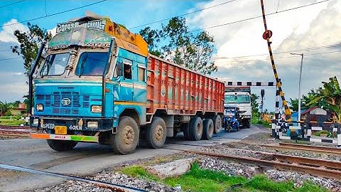 High Speed train passing busy railgate levelcrossing : Indian Railways railroad crossing