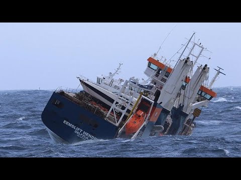 Голландский сухогруз спасти пока не удалось