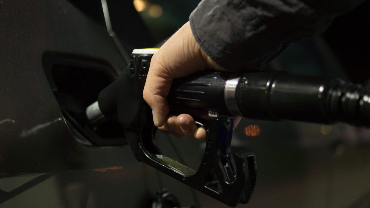 ‘Flow on effect’: Fuel panic setting in despite oil price beginning to decrease