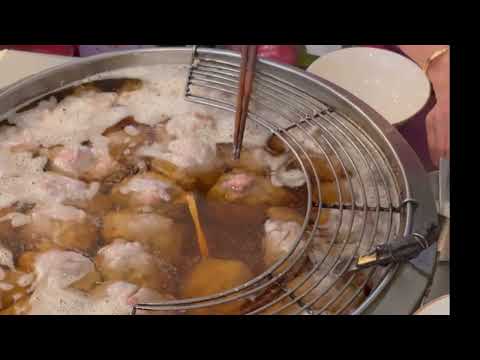 必吃美食「蘇家肉圓油粿」位於台北萬華,芋頭油粿芋泥鬆軟香氣滿滿。肉圓的肉餡筍絲飽滿還搭配醬汁很美味~四神湯的湯頭濃郁好喝。
