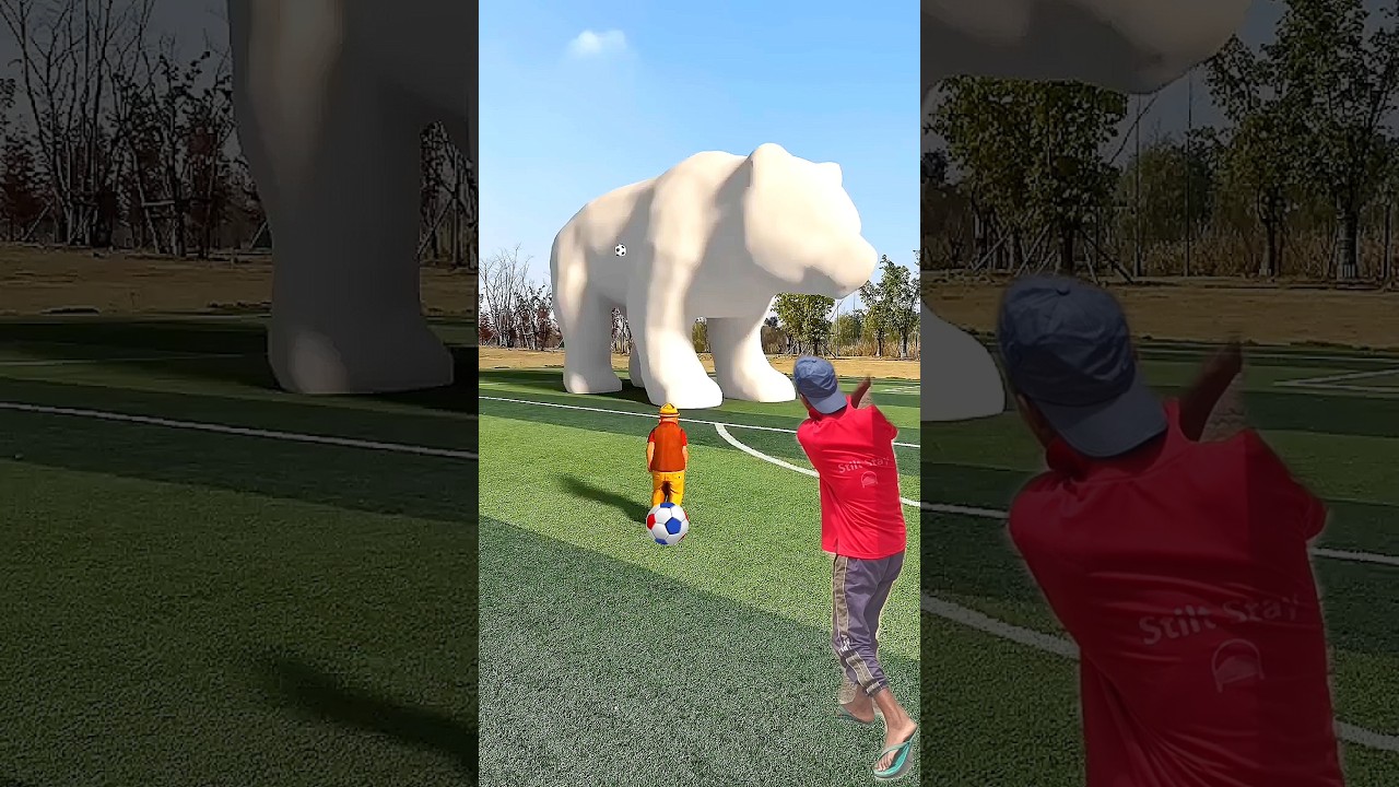 The mascot vibrato assistant placed on the football field is popular 