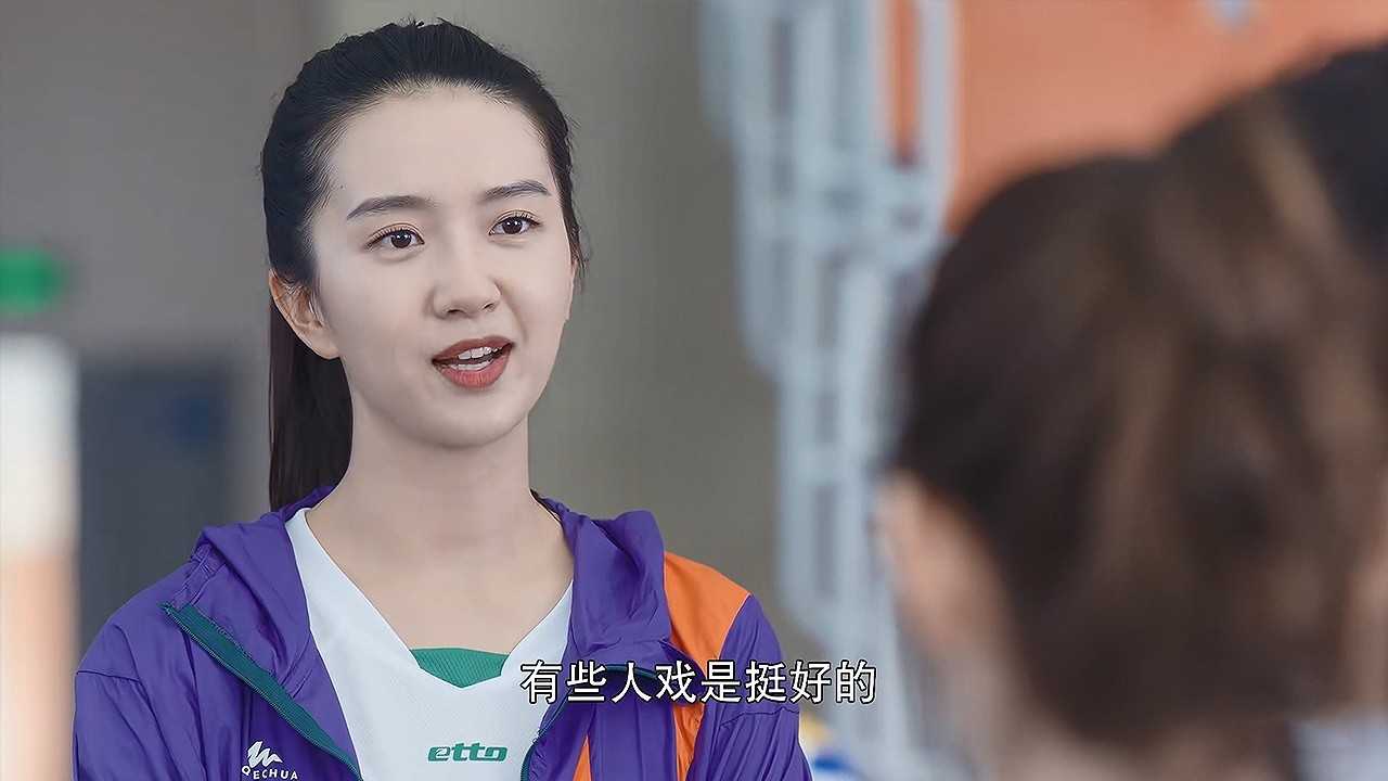 【最新電影】排球隊長借訓練霸凌同學，姑娘看不順眼，連發十球砸得隊長求饒！