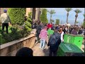 شاهد.. محتجون يهاجمون مبنى بلدية الميناء في طرابلس اللبنانية عقب انهيار مبنى سكني