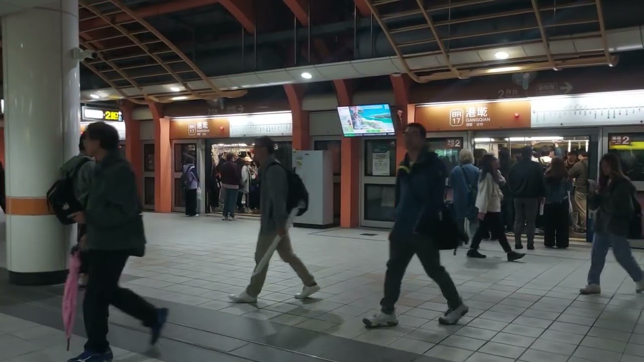 台北捷運 文湖線 港墘站 下班尖峰時刻人潮(往動物園方向) [BR17 TZ]
