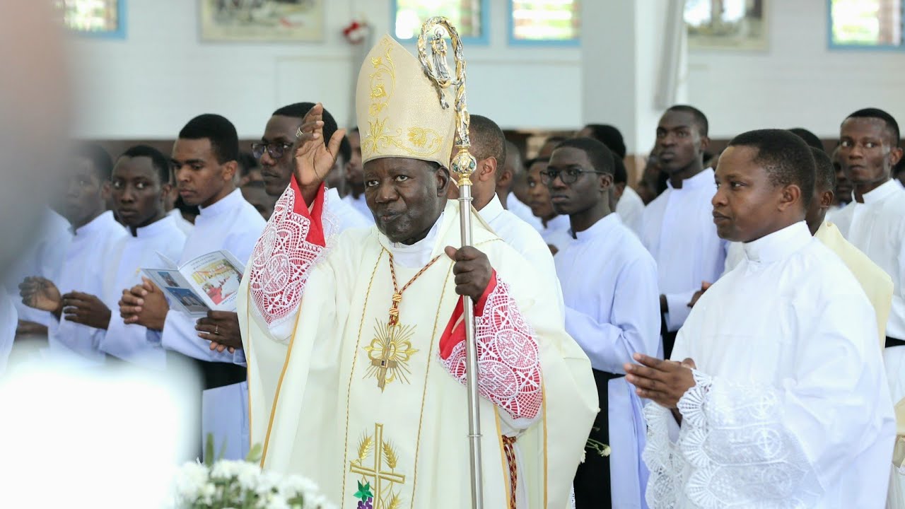 ANDAMO KUELEKEA ADHIMISHO LA MISA TAKATIFU YA KUTOA DARAJA TAKATIFU YA UPADRE JIMBO KATOLIKI MOSHI