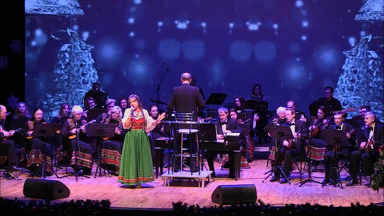 Валенки и балалайка. Оркестр ансамбля березка. Оркестр песня. Оркестр на вокзале разукрашка. Валенки на гитаре.