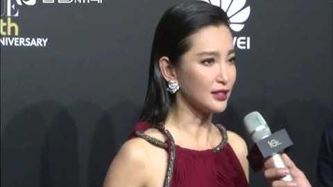 《看看星聞》:李冰冰酒紅色高岔禮服大秀美腿  Kankan News【SMG新聞超清版】 - 天天要聞