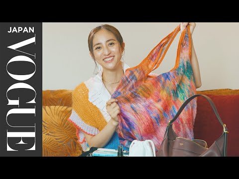 堀田茜のバッグの中身は？ 「1日中暇をしない」撮影日の必需品を披露。 | In The Bag | VOGUE JAPAN