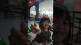 Bocil Comel Lagi Jajan Snack