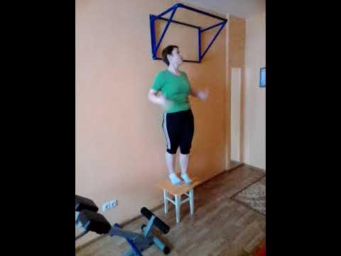 вытягивание позвоночника на турнике. занятия на турнике при грыже позвоночника. при грыже позвоночника можно висеть на турнике. упражнения на турнике с грыжей в спине. турник для позвоночника.