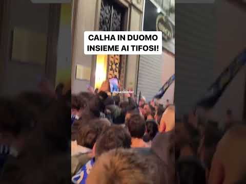 CALHANOGLU scende in piazza insieme ai tifosi dell’INTER | Le immagini dalla festa SCUDETTO! #shorts