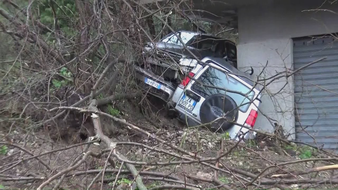 CASALI DEL MANCO: FRANA LA COLLINA A PEDACE, AUTO E STABILE TRAVOLTI DAL FANGO