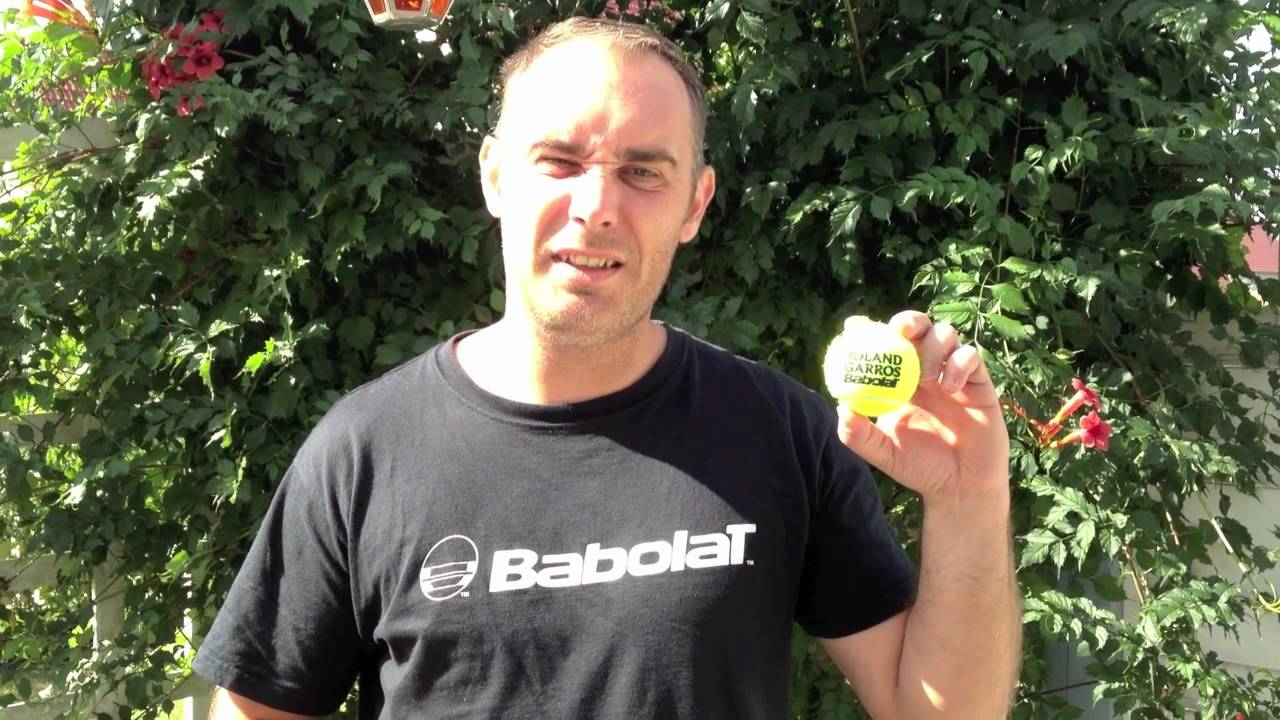 Thomas Ochs von Babolat präsentiert den Spielball