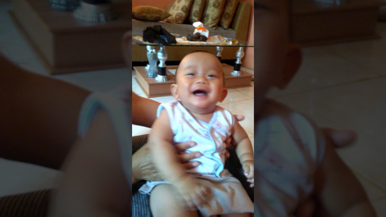 Bayi ketawa ngakak 