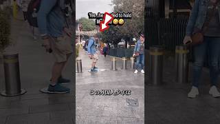 この少年は道路中央分離帯に立っていたんだけど😎