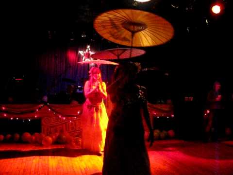 Floyd Mardi Gras: Parasol Dance