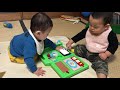 1歳3ヶ月と10ヶ月の従兄弟同士の赤ちゃんがおもちゃを取り合って遊ぶ